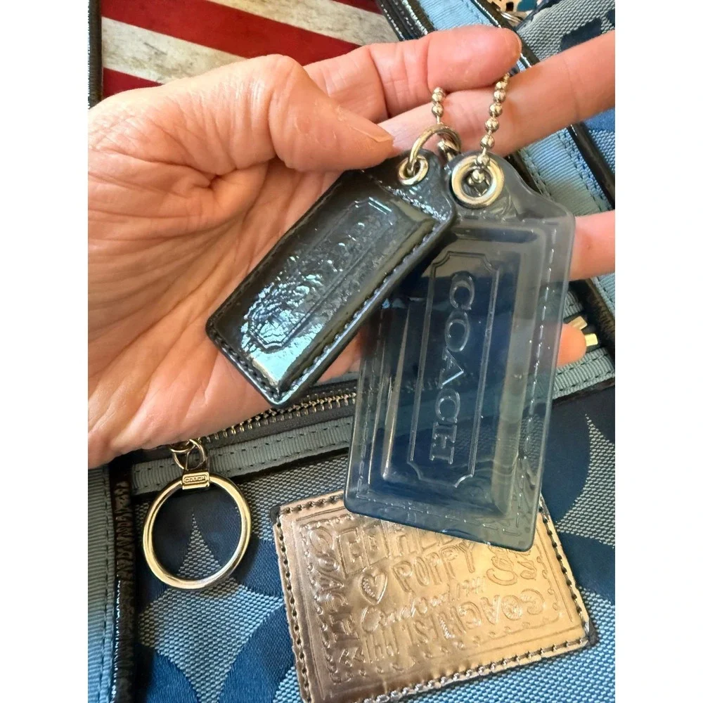 Blue COACH poppy hand bag purse‎ with keychains 2010